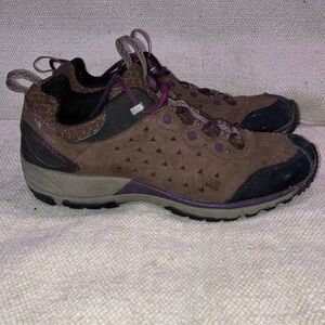 Merrell size 9 wm’s leather vibram air cushion hiking boot / Shoes